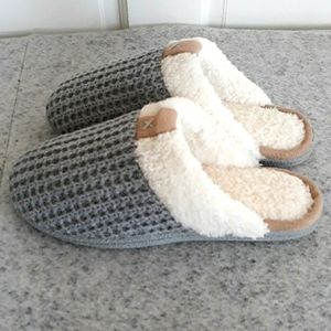 Cozy memory foam slippers in gray knit